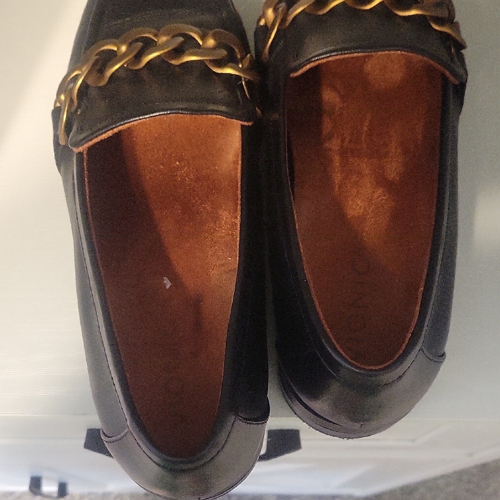Vionic Sz7.5 Black Leather Slip-On Loafers with Gold Chain Accent - Picture 2 of 7